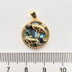 Makroansicht eines 25mm Gold-Fische-Anhängers mit schillerndem Abalone-Muschel-Inlay