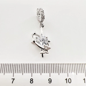 Vue détaillée d'un pendentif cœur en argent avec zircon et échelle de mesure de taille