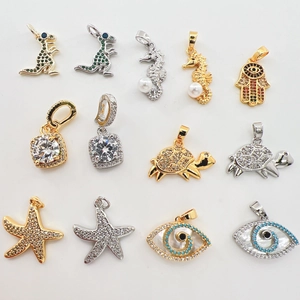 Ciondoli in ottone dorato con zirconi a forma di animali e cuori per collane