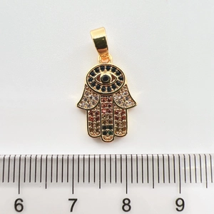 Dettaglio pendente Mano di Fatima con zirconi colorati e scala graduata