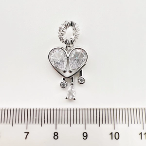 Détail macro du pendentif cœur en argent avec oxydes de zirconium taille poire