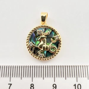 Makroaufnahme von 20mm Steinbock-Anhänger mit Abalone-Muschel und Gold-Seilstruktur
