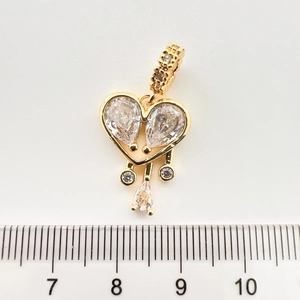 Détail du pendentif cœur plaqué or avec zircons poires et pampilles scintillantes