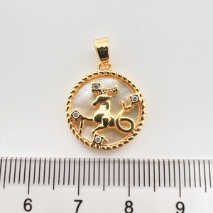 Makroaufnahme eines 2,3 cm Goldanhängers mit Perlmutt und Zirkonia für DIY-Schmuck