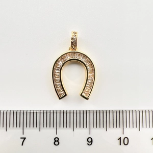 Pendentif fer à cheval doré avec cristaux baguette et règle de mesure de taille