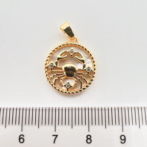 Makroaufnahme von 18K Gold Sternzeichen Krebs Anhänger mit Perlmutt und weißen Zirkonias