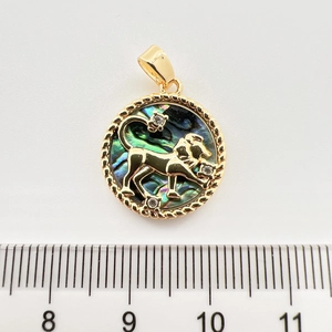 Detailansicht von Löwe-Sternzeichen-Anhänger mit Abalone-Muschel und Maßband-Skala