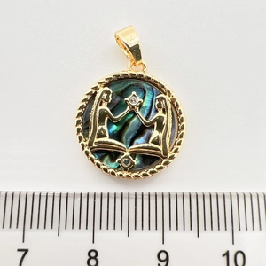 Makroansicht des Zwillinge-Anhängers mit Abalone-Muschel und Gold-Finish, Größe 22 mm