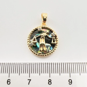 Makroansicht der Waage-Sternzeichenkette mit Abalone-Muschel und goldplattiertem Rand