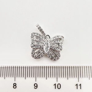 Vue détaillée du pendentif papillon avec oxydes de zirconium et pierre centrale marquise