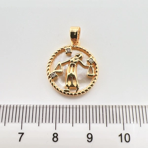 Detailansicht Waage Sternzeichen-Anhänger mit Perlmutt und Gold-Finish-Textur