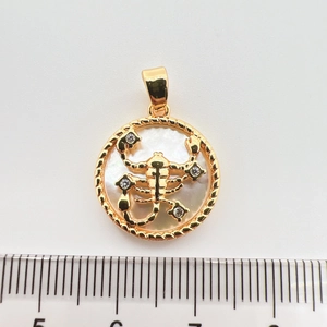Detailansicht Skorpion-Anhänger in Gold mit Perlmutteinlage und Zirkonia-Akzenten
