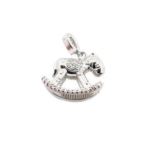 Pendentif cheval à bascule argenté avec zircons blancs sur fond blanc pur