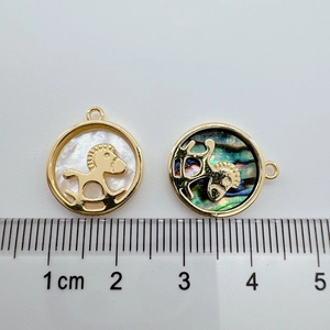 Colgantes de caballo en oro de 18K con nácar natural y concha de abulón tallada