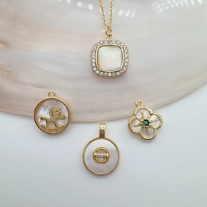 Colgantes bañados en oro de 18K con nácar natural, concha y piedras de circonita