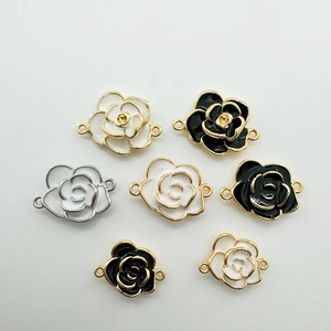Détail de connecteurs de fleurs de camélia en émail doré 18K pour création bijoux