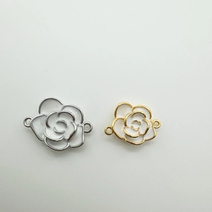 Détails des breloques fleurs de camélia en émail blanc avec bordure plaquée or 18 carats