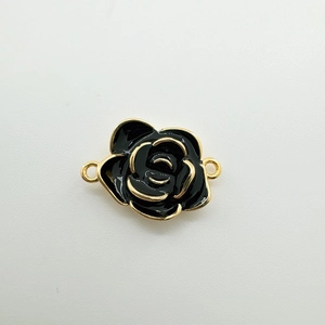 Détail du connecteur fleur de camélia noir plaqué or 18K pour création de bijoux