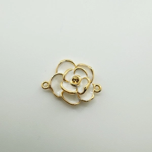 Détail du connecteur de bijoux camélia en émail blanc plaqué or 18K pour DIY