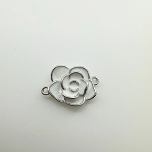 Détail de la fleur de camélia plaquée or 18K avec émail blanc pour création de bijoux DIY