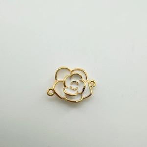 Détail du pendentif camélia plaqué or 18K avec émail blanc et doubles anneaux de connexion