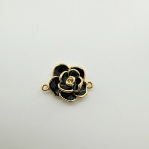 Détail d'un connecteur camélia en émail noir plaqué or 18 carats pour bijoux DIY