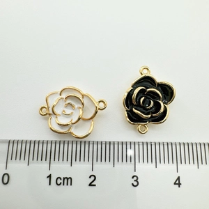 Détail de breloques camélia de 20 mm avec doubles anneaux et mesure à la règle
