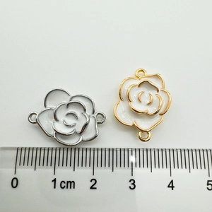 Vue détaillée des breloques camélia plaquées or 18K avec échelle montrant 2cm