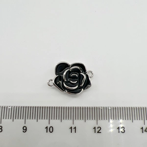 Détail d'un connecteur camélia noir plaqué or 18K pour la création de bijoux DIY