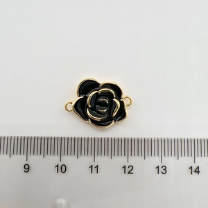 Vue détaillée de la fleur de camélia en émail noir 22mm avec boucles dorées doubles