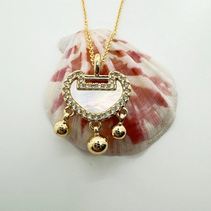 Detalle de colgante de candado chapado en oro 18K con nácar blanco y circonitas engastadas