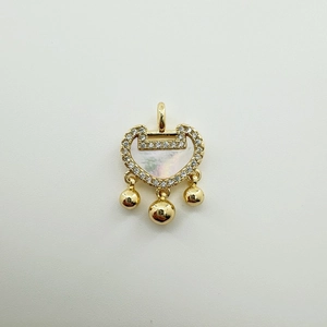 Detalle macro de colgante de cerradura Ruyi chapado en oro 18K con nácar y circonitas