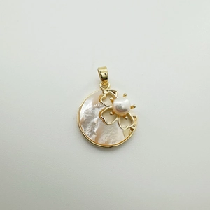 Detalle macro de colgante de flor de cerezo en oro de 18K con nácar y perla central