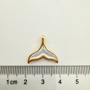 Colgante cola de ballena chapado en oro 18K con nácar blanco y ancho de 1,5 cm