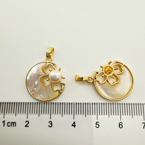 Detalle del colgante de flor bañado en oro 18K con nácar natural e incrustación de perla