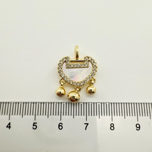 Detalle del colgante de cerradura Ruyi chapado en oro 18K con nácar y circonitas brillantes