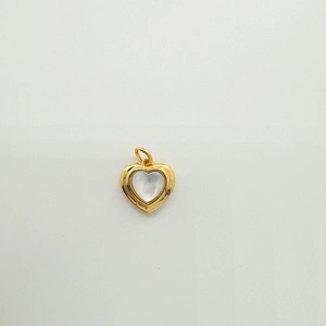 Gedetailleerde weergave van hartvormige hanger met witte parelmoer en 18K verguld goud frame