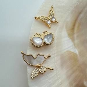 Detail van vlinderhangers met 18K goudlaag en natuurlijke schelp voor DIY-sieraden