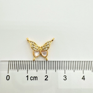 Detail van een 1,5cm vlinderhanger met parelmoer inlegwerk en schitterende zirkoon