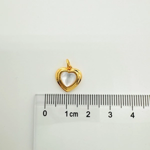 Gedetailleerd zicht op 18K vergulde hartvormige hanger met schelpinleg en afmetingen
