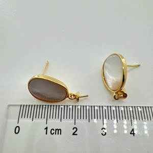 Misura dettagliata di orecchini ovali in conchiglia bianca con montatura dorata di 1,5 cm
