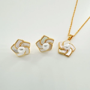 Set gioielli in argento 925 con conchiglia e perle, collana e orecchini in finitura oro
