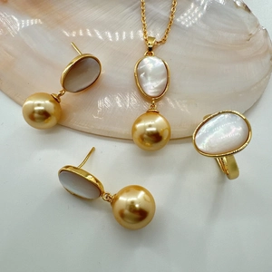 Set gioielli fatti a mano con perle e madreperla, collana, orecchini e anello regolabile