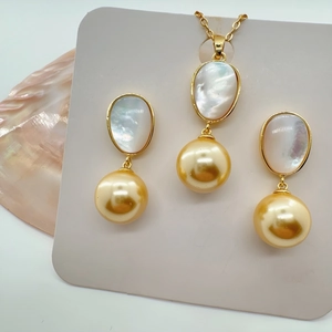 Elegante set di gioielli in conchiglia e perle dorate con ciondolo e orecchini coordinati
