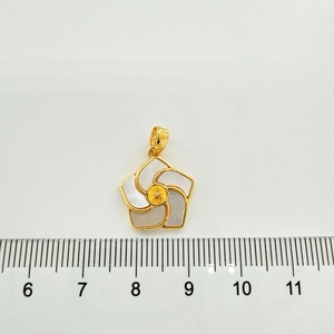 Macro di un ciondolo a girandola dorato da 15mm con madreperla e perno in argento 925