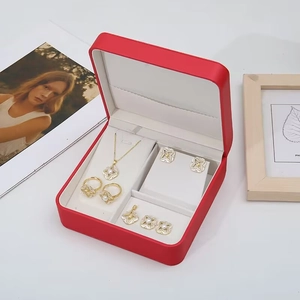 Set di gioielli raffinati con perle in scatola regalo rossa e sfondo artistico
