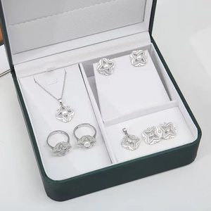 Set di gioielli in argento 925 con perle a stella e zirconi in una scatola verde