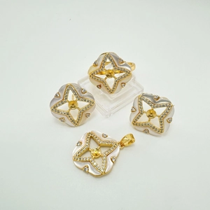 Set gioielli stella in oro e madreperla con ciondolo, orecchini e anello regolabile