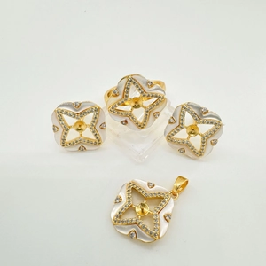 Dettaglio set gioielli Stella Polare con conchiglia, perni in argento 925 e placcatura oro