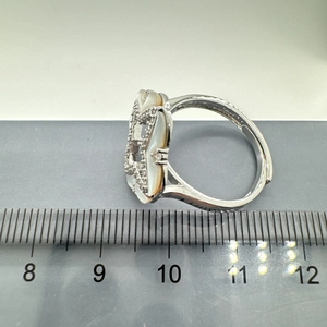Misurazione dell'anello in argento S925 con conchiglia e cristalli su un righello